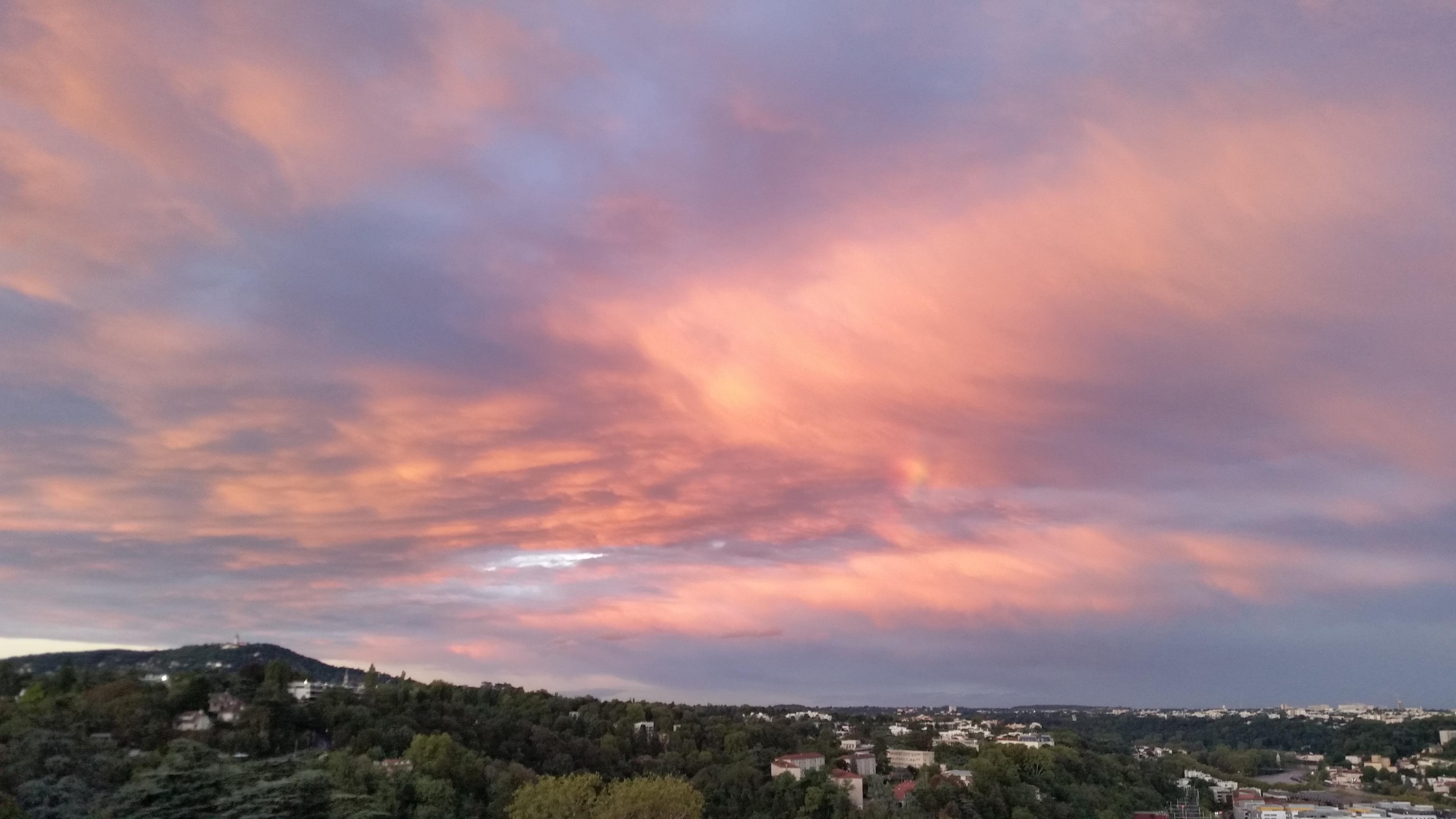 25 mn après le ciel s'embrase sur les monts d'or Lyon